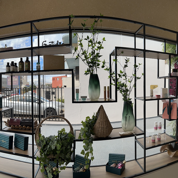 Interior da Aloe Farma com prateleiras e produtos