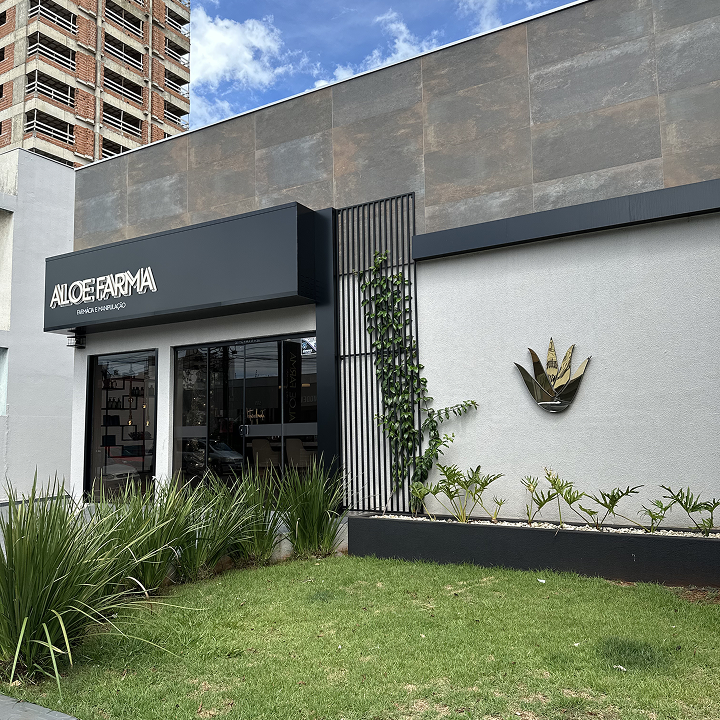 Fachada lateral da Aloe Farma com jardim